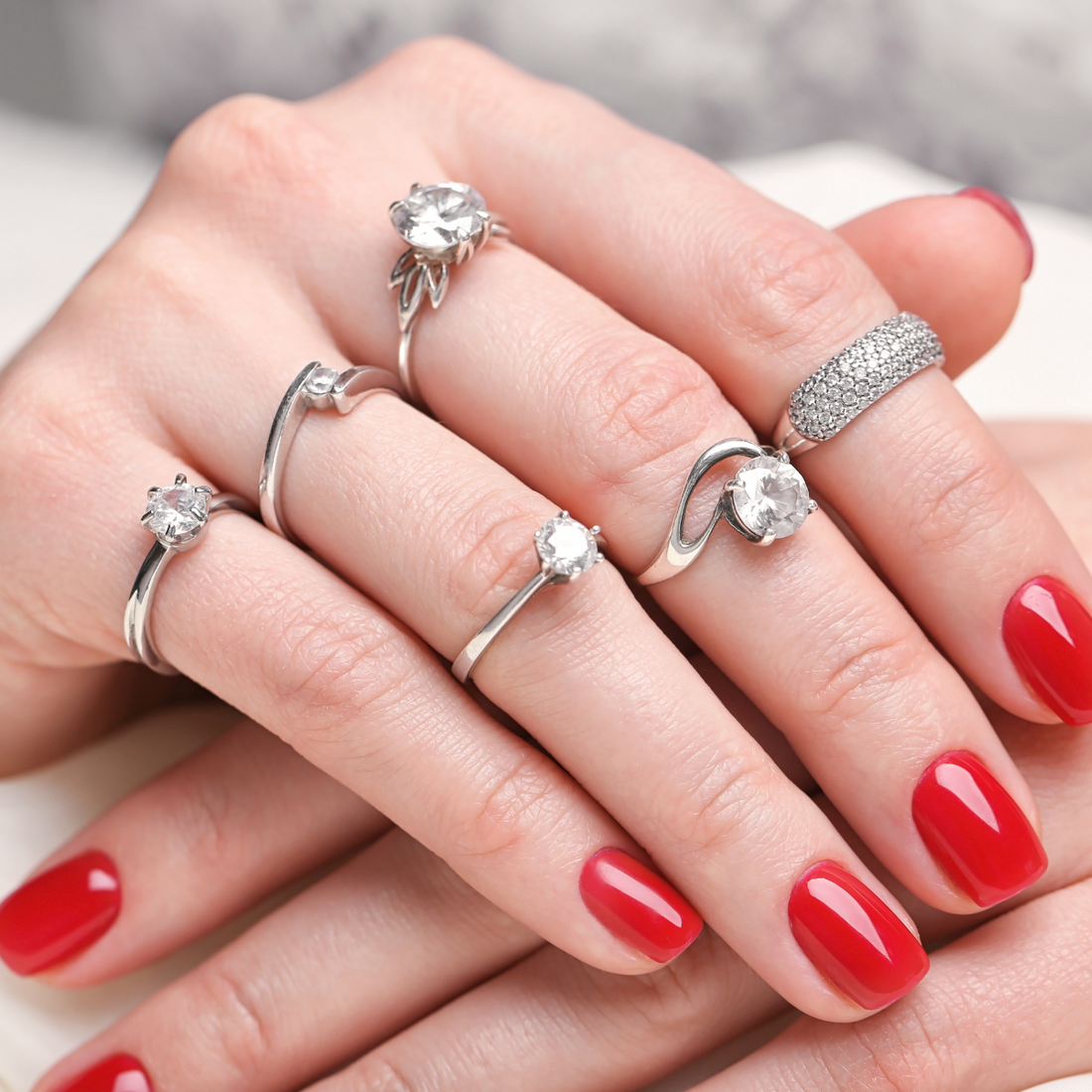 De Presente? Aprenda Como Descobrir o Tamanho do Anel de Alguém Sem Que Ela Saiba