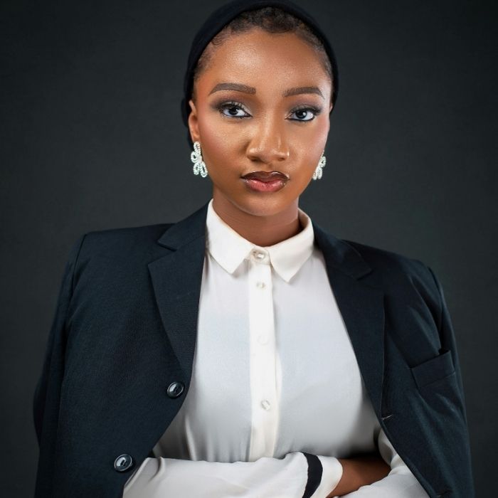 7 Hábitos de Mulheres com Autoestima Elevada (E Como as Joias Ajudam)