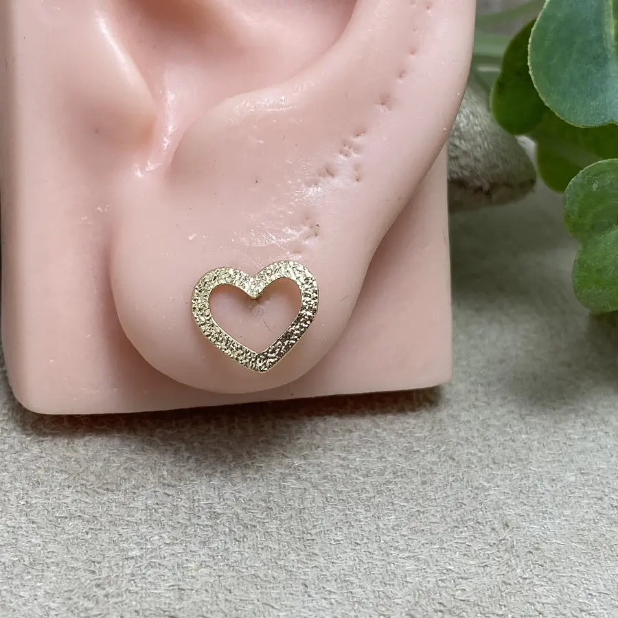 Brincos Coração Vazado Dourado com Textura Brilhante