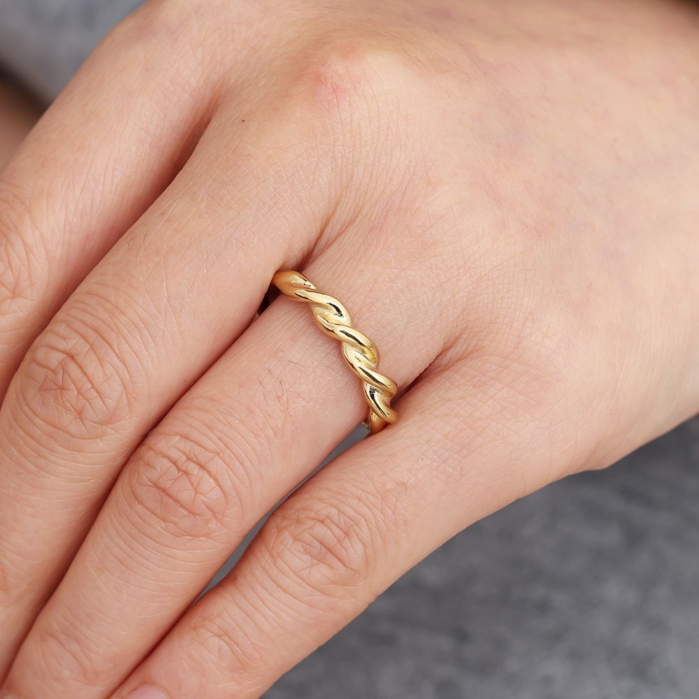 Anel Dourado Fino com Design Trançado Ajustável