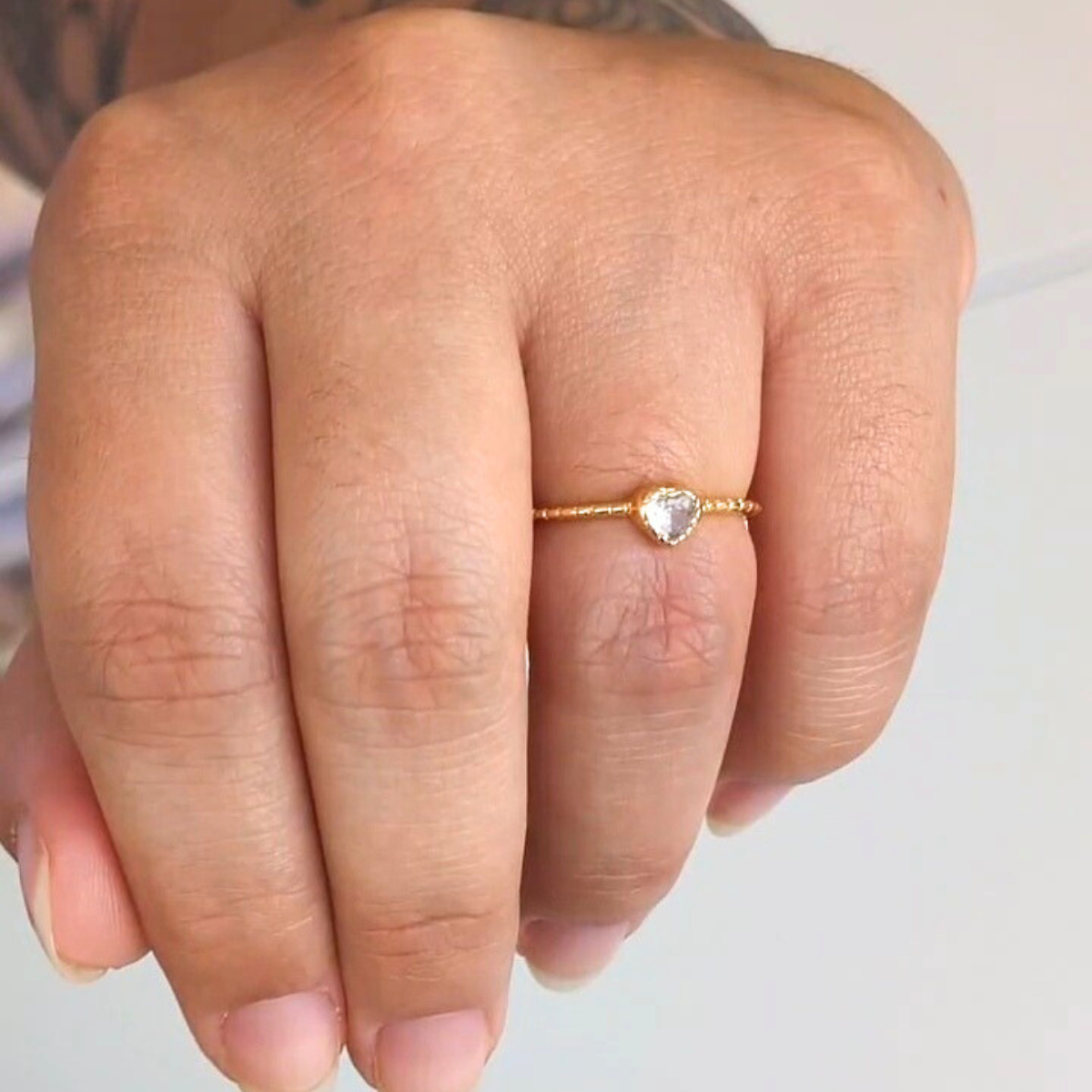 Anel Dourado Coração Pedra Brilhante Textura Fina