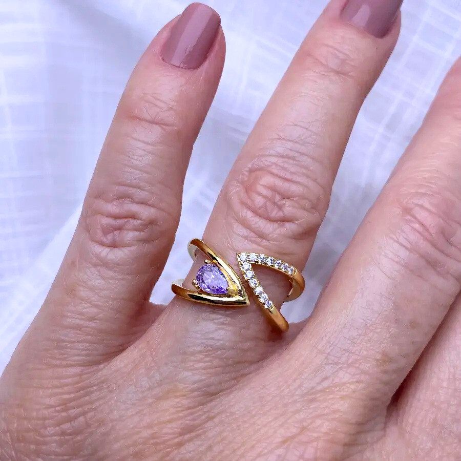 Anel Dourado Geométrico com Pedra Lilás e Zircónias
