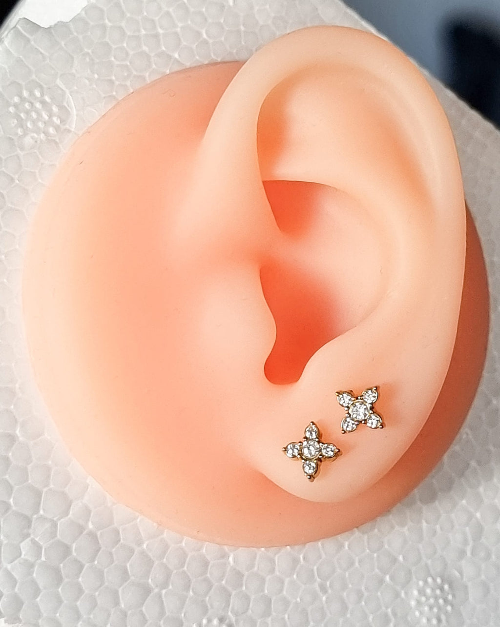 Brincos Dourados em Aço Inoxidável com Flor de Zircónias Brilhantes