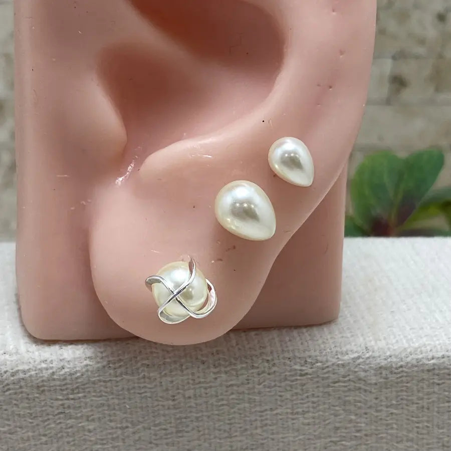 Brincos Dourados Pérolas Cápsula