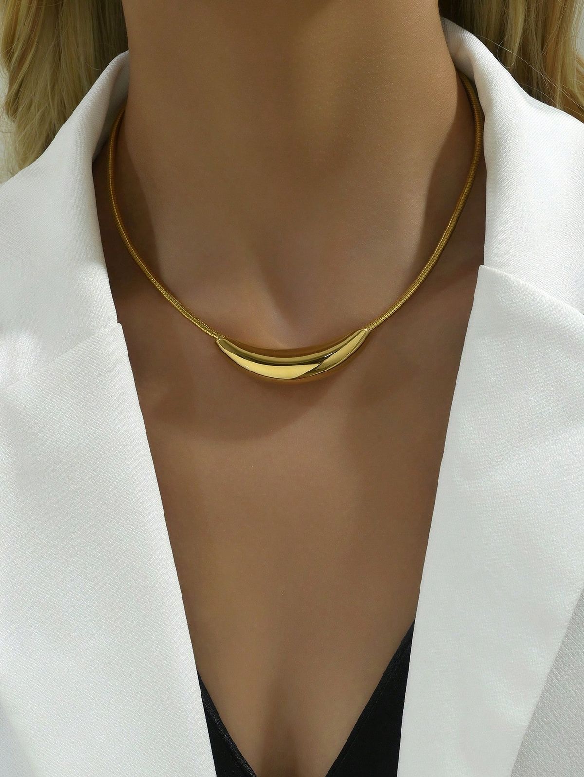 Colar Gargantilha Dourada com Design Moderno Aço Inox