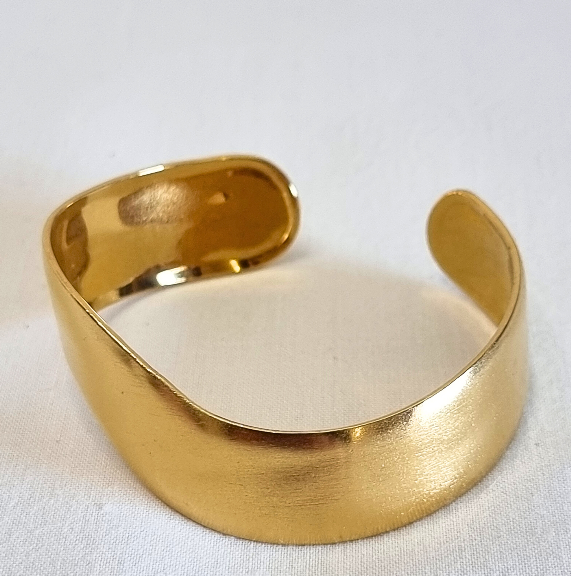 Pulseira Cuff Larga Dourada Acabamento Mate em Aço Inox