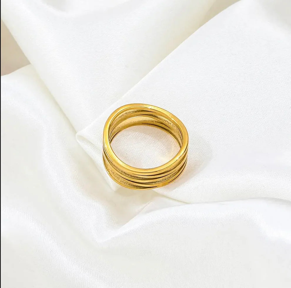Anel Dourado de Design de Aros Entrelaçados