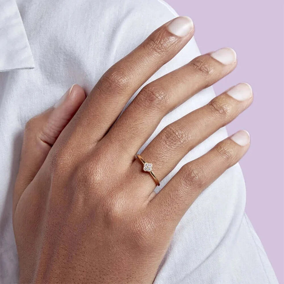 Anel Dourado Fino com Trevo de Zircónias Brilhantes