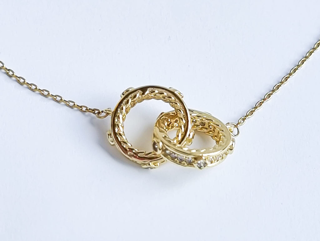 Pulseira de Argolas Entrelaçadas com Zircónia