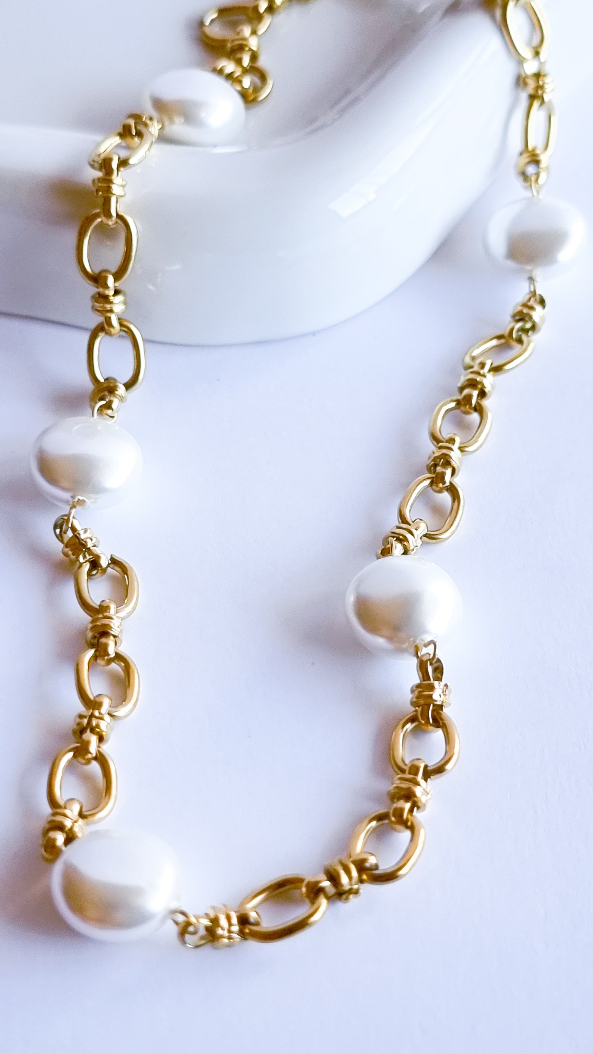 Colar Dourado com Pérolas e Elos Ovais