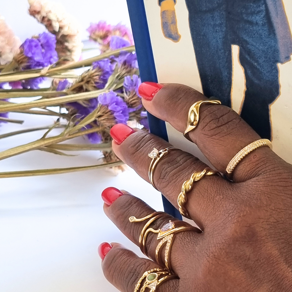 Anel Aparador Dourado Cravejado com Zircónias