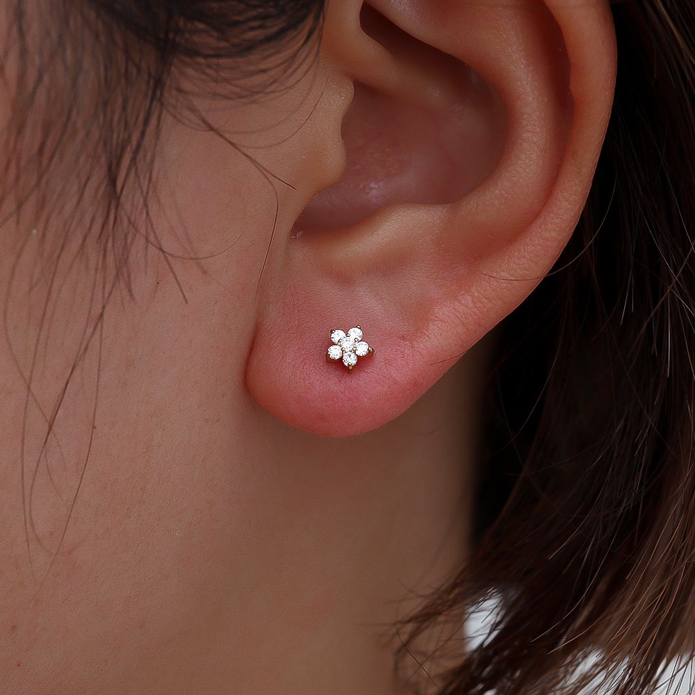 Piercing de Orelha banhado em Forma de Flor com Zircónias