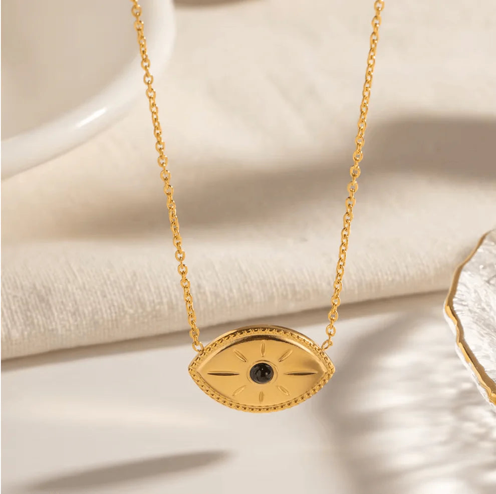 Colar Dourado com Pendente de Olho Grego