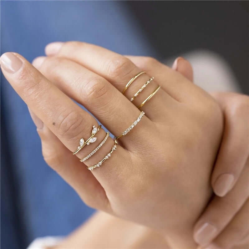 Anel Dourado Minimalista com Zircónias em Linha