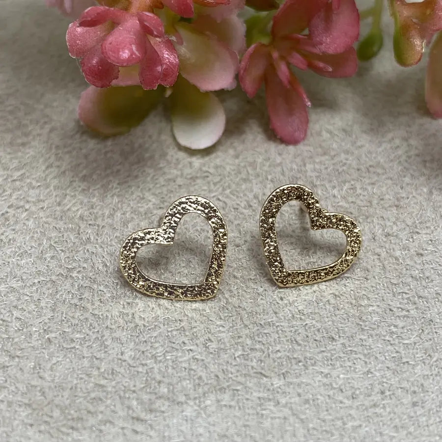 Brincos Coração Vazado Dourado com Textura Brilhante