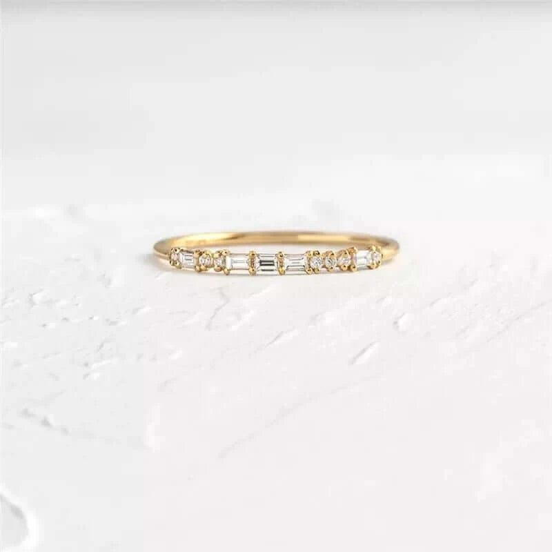Anel Dourado Minimalista com Zircónias em Linha