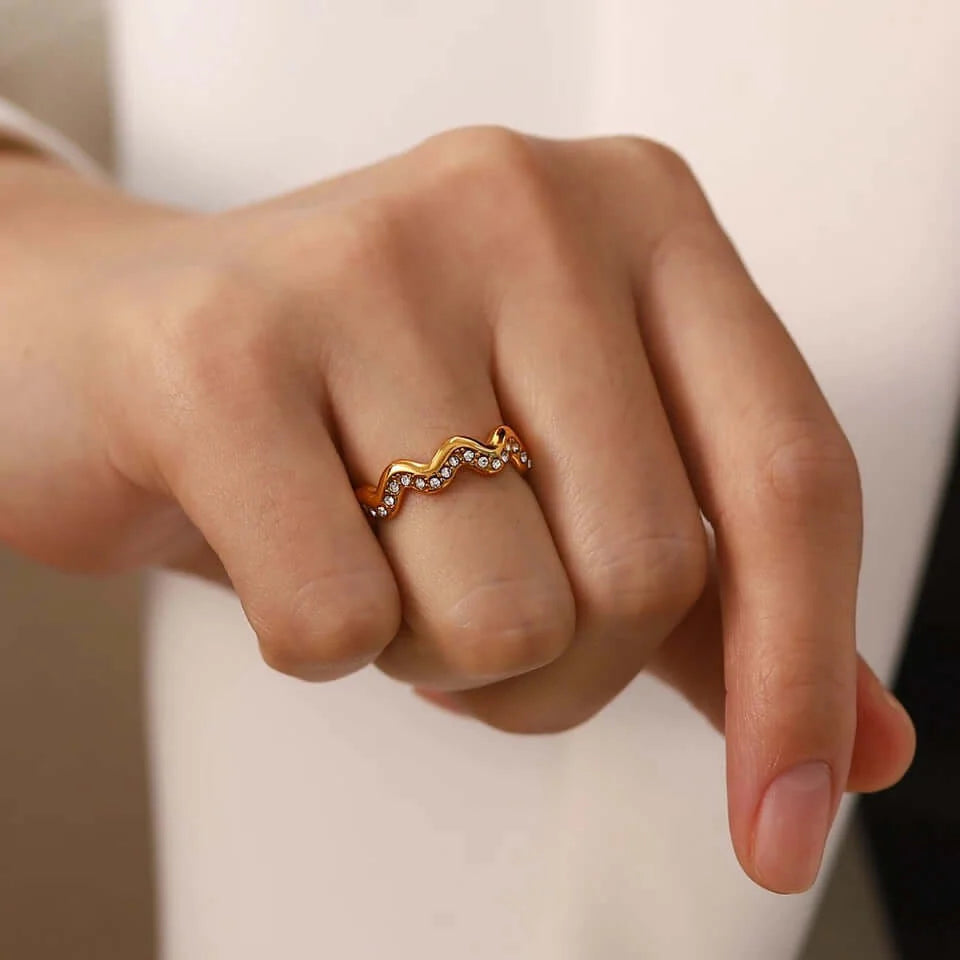Anel Dourado de Onda Cravejado com Zircónias