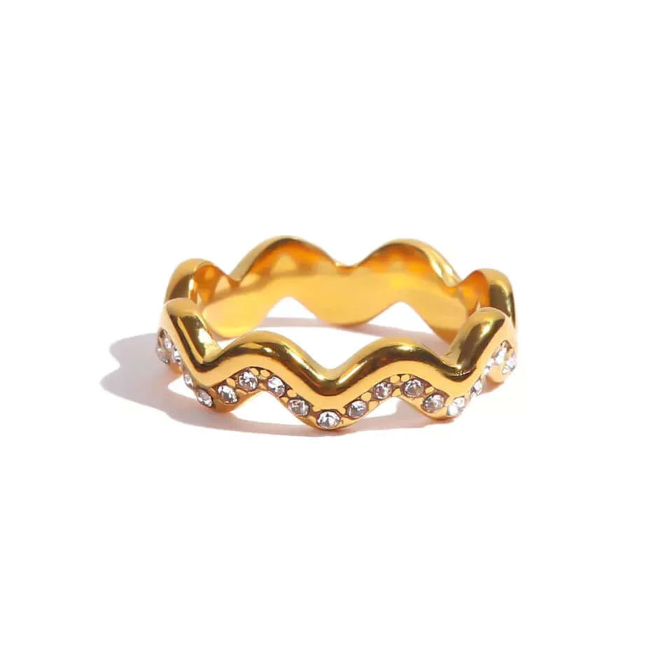 Anel Dourado de Onda Cravejado com Zircónias